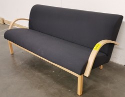 Kinnarps 3seter loungesofa i grått stoff / bjerk armlener og ben, modell Vigor, 186cm bredde, pent brukt