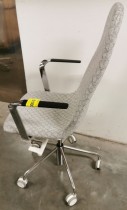 Konferansestol på hjul fra Skandiform i gråmønstret stoff / krom understell, armlener, pent brukt