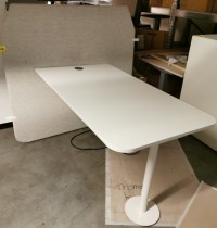 Skjermvegg med møtebord i grått / hvitt fra Kinnarps, modell Fields, pent brukt