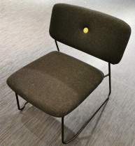 Lekker loungestol fra Blå Station, modell Dundra S72, gråsort stoff, sorte vanger, pent brukt