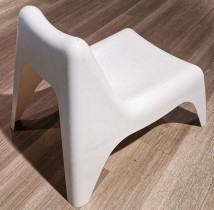 Loungestol for barn i hvit plast fra Ikea, modell PS Bunsø, pent brukt