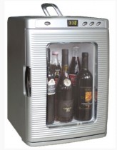 Lite kjøleskap BCR-25 som kan brukes på 12V / 230V, kan også varme, pent brukt