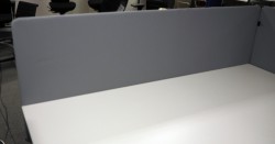 Bordskillevegg / skjermvegg for skrivebord, Gøtessons, lyst grått stoff, 160x66cm, pent brukt