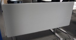 Bordskillevegg / skjermvegg for skrivebord, Gøtessons, lyst grått stoff, 160x66cm, pent brukt
