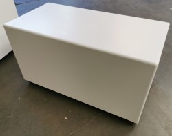 Lite sidebord / loungebord / kaffebord / kloss i hvitt fra Materia, modell Monolite, 38cm høyde, pent brukt
