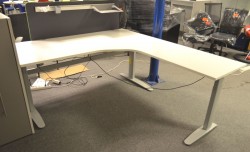 Hjørneløsning / skrivebord med elektrisk hevsenk fra Linak i hvitt, 200x200cm, pent brukt understell og ny / ubrukt plate