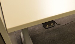 Hjørneløsning / skrivebord med elektrisk hevsenk fra Linak i hvitt, 200x200cm, pent brukt understell og ny / ubrukt plate