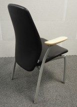 Møteromsstol fra Kinnarps, mod Plus 375 i sort skinn / grålakkert metall / bøk armlene, pent brukt