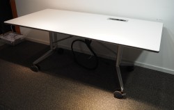 Møtebord / kantinebord / klappbord på hjul fra Wilkhahn i hvitt / krom, sammenleggbart, 180x90cm, pent brukt