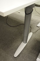 Kinnarps T-serie hevsenk skrivebord, i hvitt / grått 200x120cm, høyreløsning, pent brukt understell, ny plate