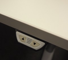 Kinnarps T-serie hevsenk skrivebord, i hvitt / grått 200x120cm, høyreløsning, pent brukt understell, ny plate