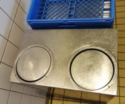 Brettdispenservogn for standard oppvaskbakker med kopper / glass + 2 tallerkensøyler, pent brukt