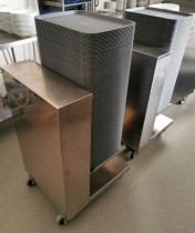 Dispenservogn for kantinebrett i rustfritt stål, komplett med ca 100 brett, pent brukt
