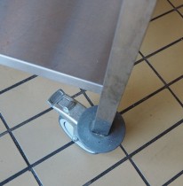 Arbeidsbenk i rustfritt stål på hjul, 200cm bredde, 65cm dybde, pent brukt