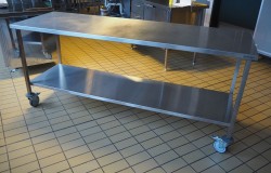 Arbeidsbenk i rustfritt stål på hjul, 200cm bredde, 65cm dybde, pent brukt