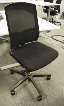 EFG One Sync kontorstol i sort stoff / rygg i sort mesh, uten armlene, pent brukt