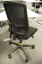 EFG One Sync kontorstol i sort stoff / rygg i sort mesh, uten armlene, pent brukt