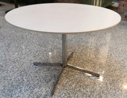 Lavt loungebord i hvitlasert ask / krom base, Ø=90cm, 60,5cm høyde, pent brukt