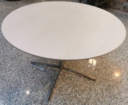 Lavt loungebord i hvitlasert ask / krom base, Ø=90cm, 60,5cm høyde, pent brukt