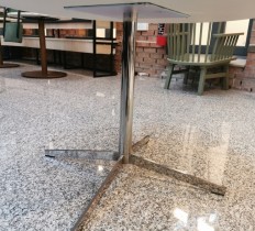 Lavt loungebord i hvitlasert ask / krom base, Ø=90cm, 60,5cm høyde, pent brukt