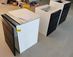 Benkeskap HTH til kjøkken i hvitt med fronter i sort eik, 4 stk 60cm-bredder, pent brukt demokjøkken