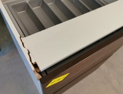 Benkeskap HTH til kjøkken i hvitt med fronter i sort m/eikelist, 3 stk bredder med skuffer (80+50+80)+bonus, pent brukt demokjøkken