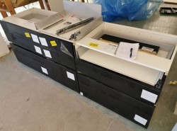 Benkeskap HTH til kjøkken i hvitt med fronter i sort m/eikelist, 3 stk bredder med skuffer (80+50+80)+bonus, pent brukt demokjøkken