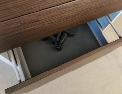 Benkeskap HTH til kjøkken i hvitt med fronter i sort m/eikelist, 3 stk bredder med skuffer (80+50+80)+bonus, pent brukt demokjøkken