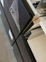 Benkeskap HTH til kjøkken i hvitt med fronter i sort m/eikelist, 3 stk bredder med skuffer (80+50+80)+bonus, pent brukt demokjøkken