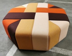 Stor, åttekantet sittepuff fra Materia i flerfarget stoff, Ribbon serie, Ø=120cm H=41cm, pent brukt