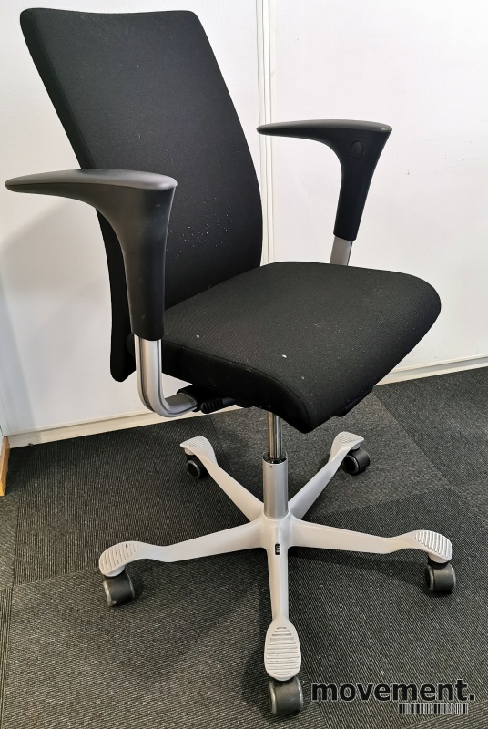 Kontorstol: Håg H04 4600 i sort stoff,armlene i sort, kryss Kontorstol i sort stoff fra ISKU,armlener, grått kryss, pent