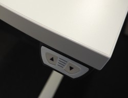 Skrivebord med elektrisk hevsenk i hvitt fra EFG, 120x90cm, pent brukt
