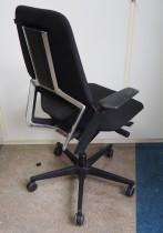 Savo S3 kontorstol i sort stoff / sort kryss, med armlener, pent brukt