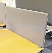 Bordskillevegg / bordskjerm i lysegrått stoff fra Götessons, 120x65cm, pent brukt