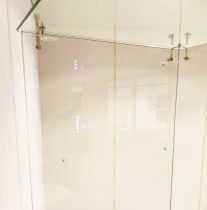 Glassmonter / premieskap, 51cm bredde, 46cm dybde, 181cm høyde, åpen bakside, pent brukt