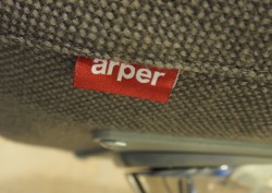 Loungestol fra Arper, modell Duna, lyst brunt stoff, ben i polert aluminium, design: Lievore Altherr Molina, pent brukt