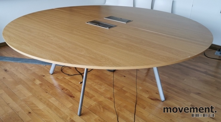 Solgt!Stort, rundt møtebord i eik,Ø=222cm, høyden er 75cm, passer for 8 ...