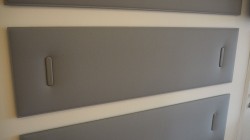 Lyddempende, akustiske veggplater i lyst grått fra Caimi, modell Minimal, 160cm bredde, 45cm høyde, for feste på vegg, pent brukt