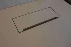 Skrivebord med elektrisk hevsenk fra Holmris i lys beige / forkant i eik / hvitlakkert understell, 120x80cm, pent brukt