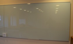 Whiteboard i glass, 200x100cm, vegghengt modell, magnetisk, pent brukt