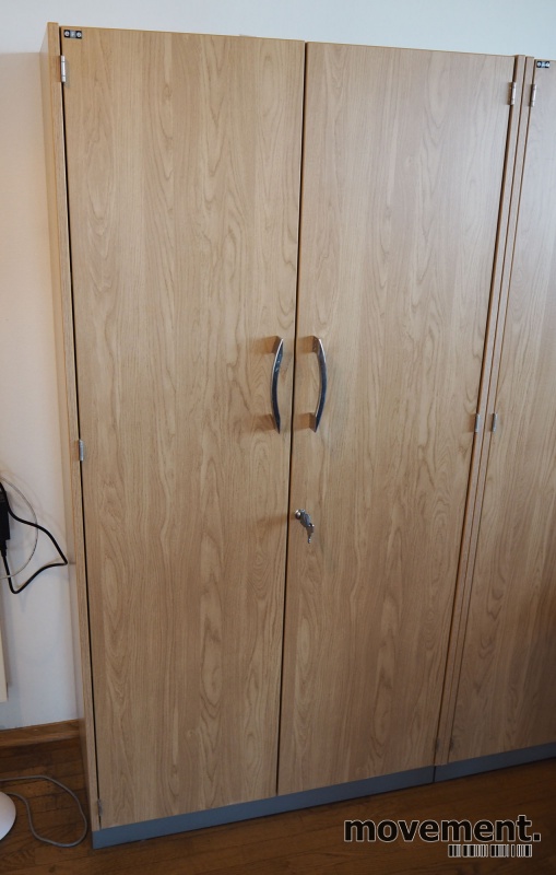 Solgt!Skap med dører i eik laminat fra - 1 / 3