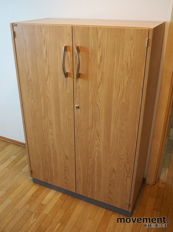 Solgt!Skap med dører i eik laminat fra - 1 / 4