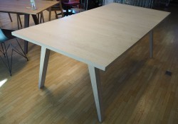 Konferansebord / spisebord i hvitoljet eikefiner med 2 stk ileggsplater, A-line fra Skeidar, 210x100cm, pent brukt