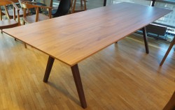Konferansebord / spisebord i valnøttfiner fra IKEA, modell Stockholm, 240x90cm, pent brukt