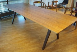 Konferansebord / spisebord i valnøttfiner fra IKEA, modell Stockholm, 240x90cm, pent brukt
