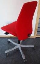 Kontorstol: Kinnarps 5000-serie i rødt stoff, grått kryss, pent brukt