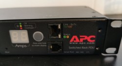 APC AP7921 Switched Rack PDU - 16A strømfordeler for rackskap med last-monitor, pent brukt