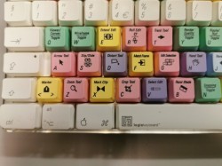 Mac tastatur A1048, fargekodet for Final Cut videoredigering, norsk layout, pent brukt