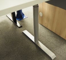 Skrivebord med elektrisk hevsenk i hvitt / grått, 160x80cm, pent brukt understell med ny plate