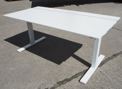 Skrivebord med elektrisk hevsenk i hvitt fra SA Møbler, modell Snitsa, 164x82cm, pent brukt